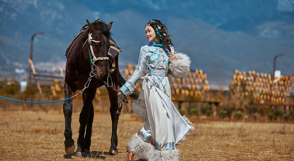 雪山骑马旅拍基地