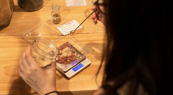 澳门永利纸料非遗手搓神香体验工作坊