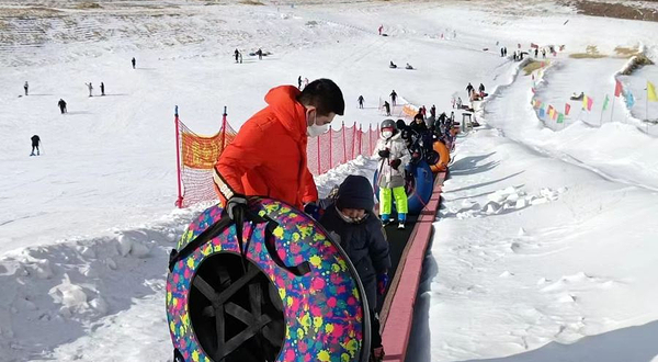 鸿盛山庄滑雪场