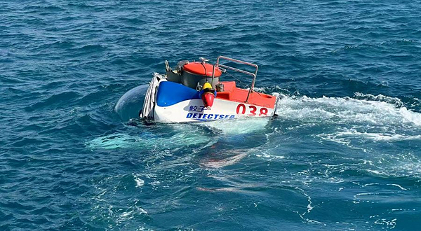 亚龙湾鲛子号潜水中心