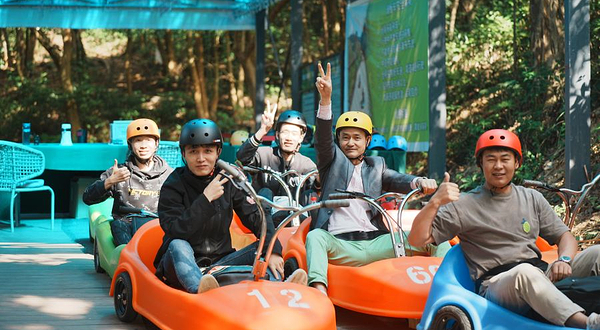 山谷空中玻璃漂流