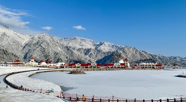 西岭雪山景区-映雪湖