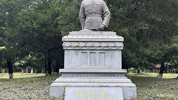 邓演达烈士雕像