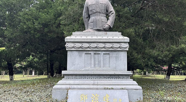 邓演达烈士雕像