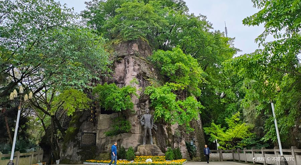 杨闇公烈士铜像