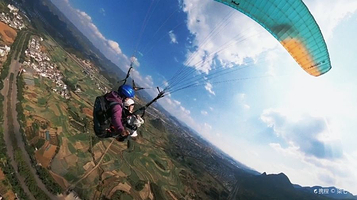 万峰林滑翔伞基地