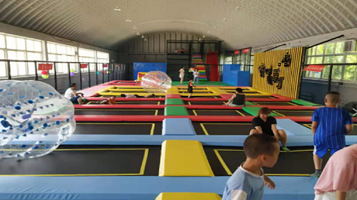 棚户区锐蹦蹦床娱乐园