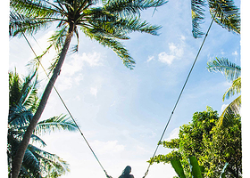 普吉巨石海滩秋千