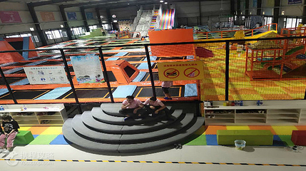 弹力空间蹦床公园第 4 张图片