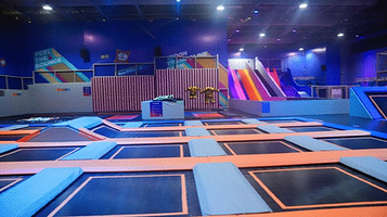 爱蹦iBOON蹦床运动馆(江汉店)