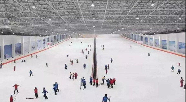 扬州邵伯湖室内滑雪场