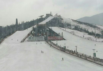 松鸣岩国际滑雪场第 12 张图片