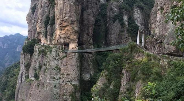 悬崖洞饶游乐园