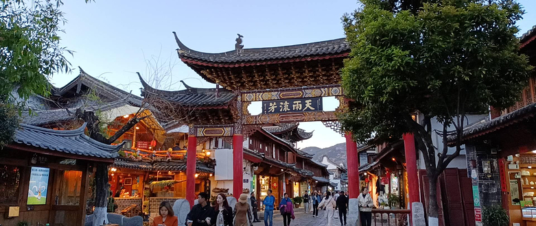 天雨流芳石牌坊