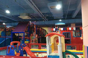 北国奥特莱斯玛格丽特皇家运动成长馆